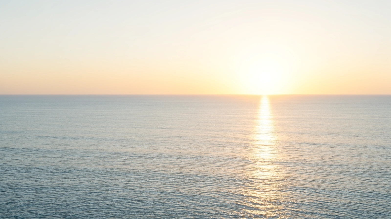 Horizonte calmo e dourado